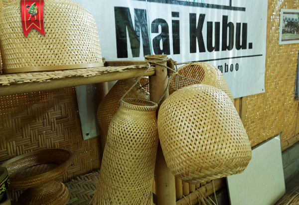 MENGANYAM BAMBU DI DESA TIGAWASA